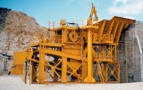 Jaw crusher moving jaw two different methods of support