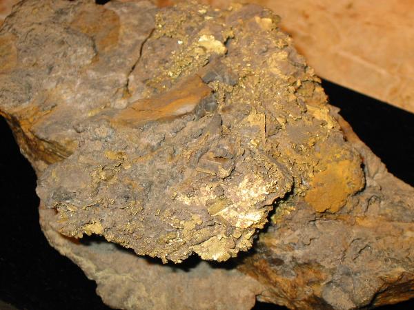 http://www.crusherinc.com/News/wp-content/uploads/2011/11/gold-ore-2.jpg