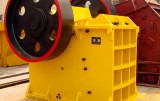 Jaw crusher in the size adjustment device (a)